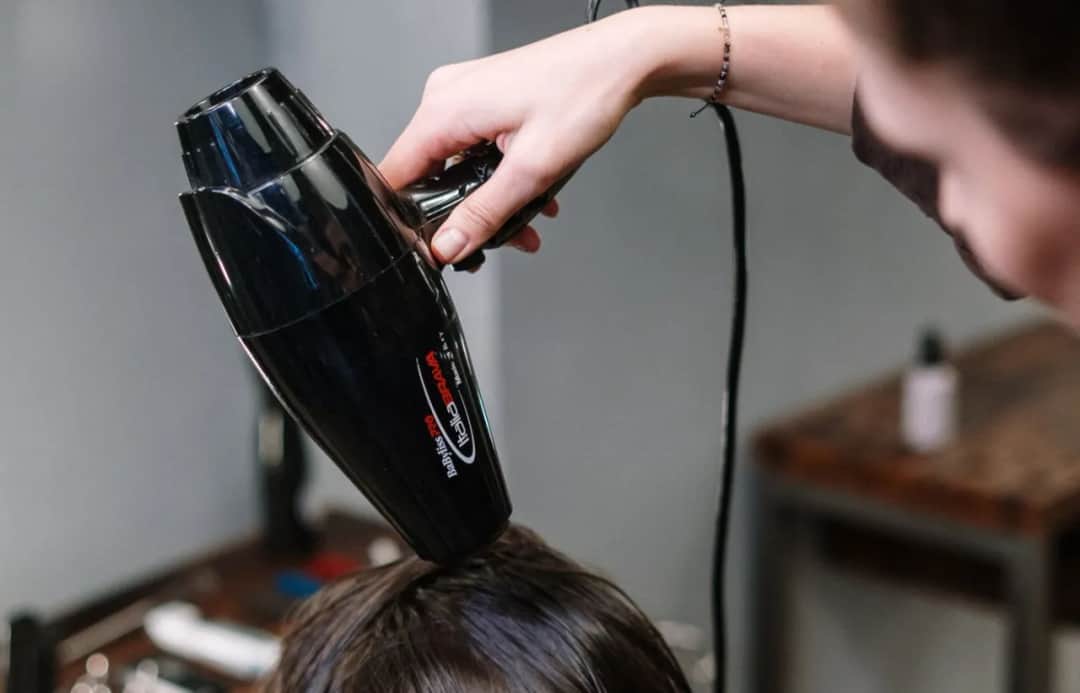 Jak działa suszarka do włosów? Odkryj tajniki jej działania i zalety