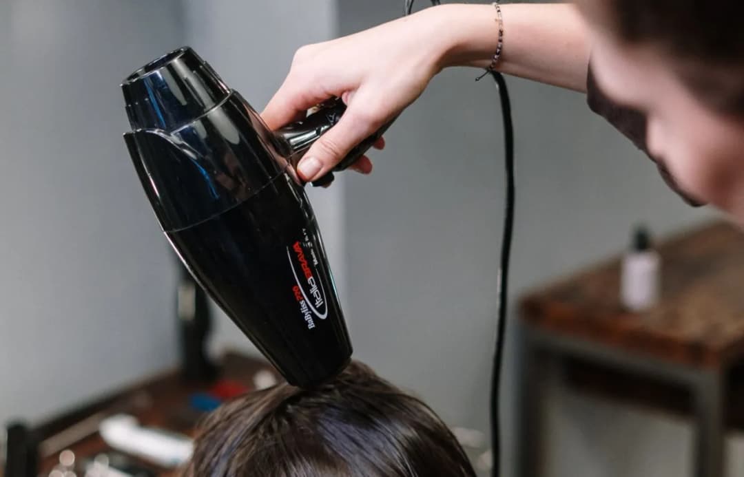 Jak działa suszarka do włosów? Odkryj tajniki jej działania i zalety
