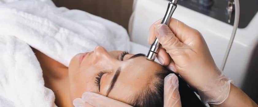 Co daje mikrodermabrazja? Odkryj jej niesamowite efekty na skórę