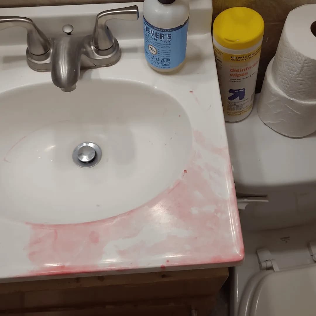 Skuteczne sposoby na to, czym zmyć farbę do włosów z umywalki