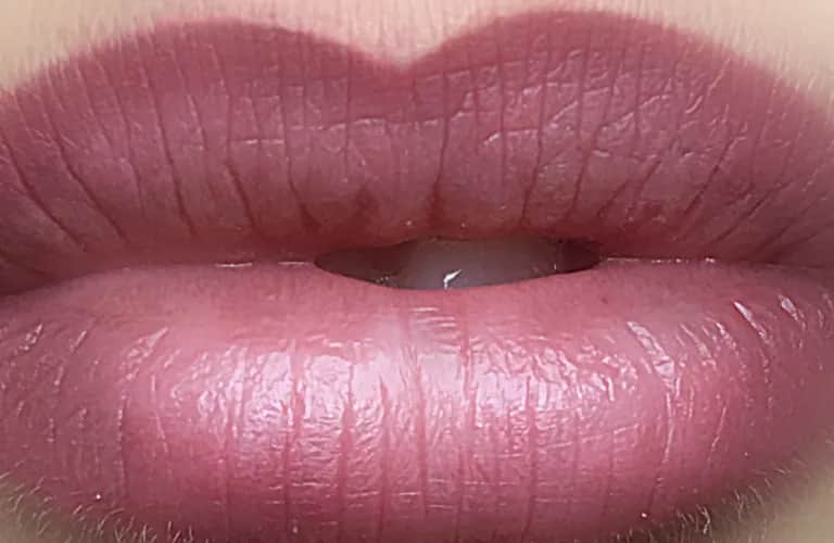 Ile się goją usta po makijażu permanentnym? Objawy i czas gojenia