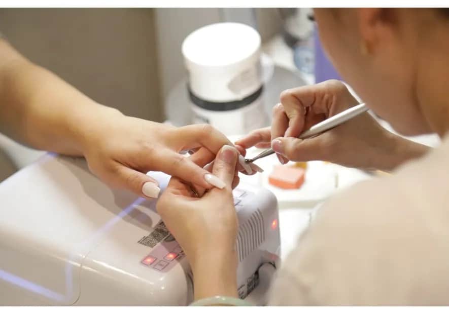 Jak zrobić manicure żelowy: proste kroki do perfekcyjnych paznokci