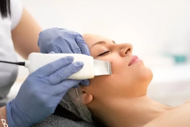 Peeling kawitacyjny czy mikrodermabrazja - który zabieg jest lepszy?