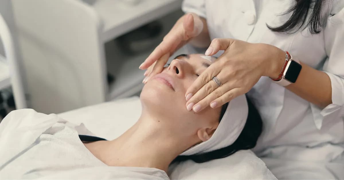 Oczyszczanie wodorowe czy mikrodermabrazja – który zabieg jest lepszy?